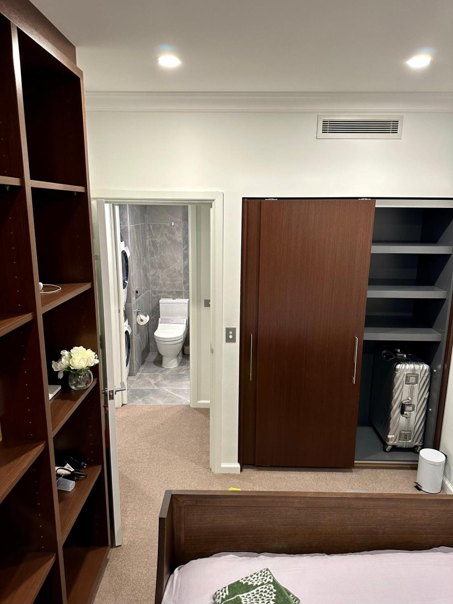 Private 1 Bed Accom With Bathroom In A 3 Bed Apartment - Melb Cbd, Regency Towers - Free Parking, Wifi And Pool 墨尔本 外观 照片