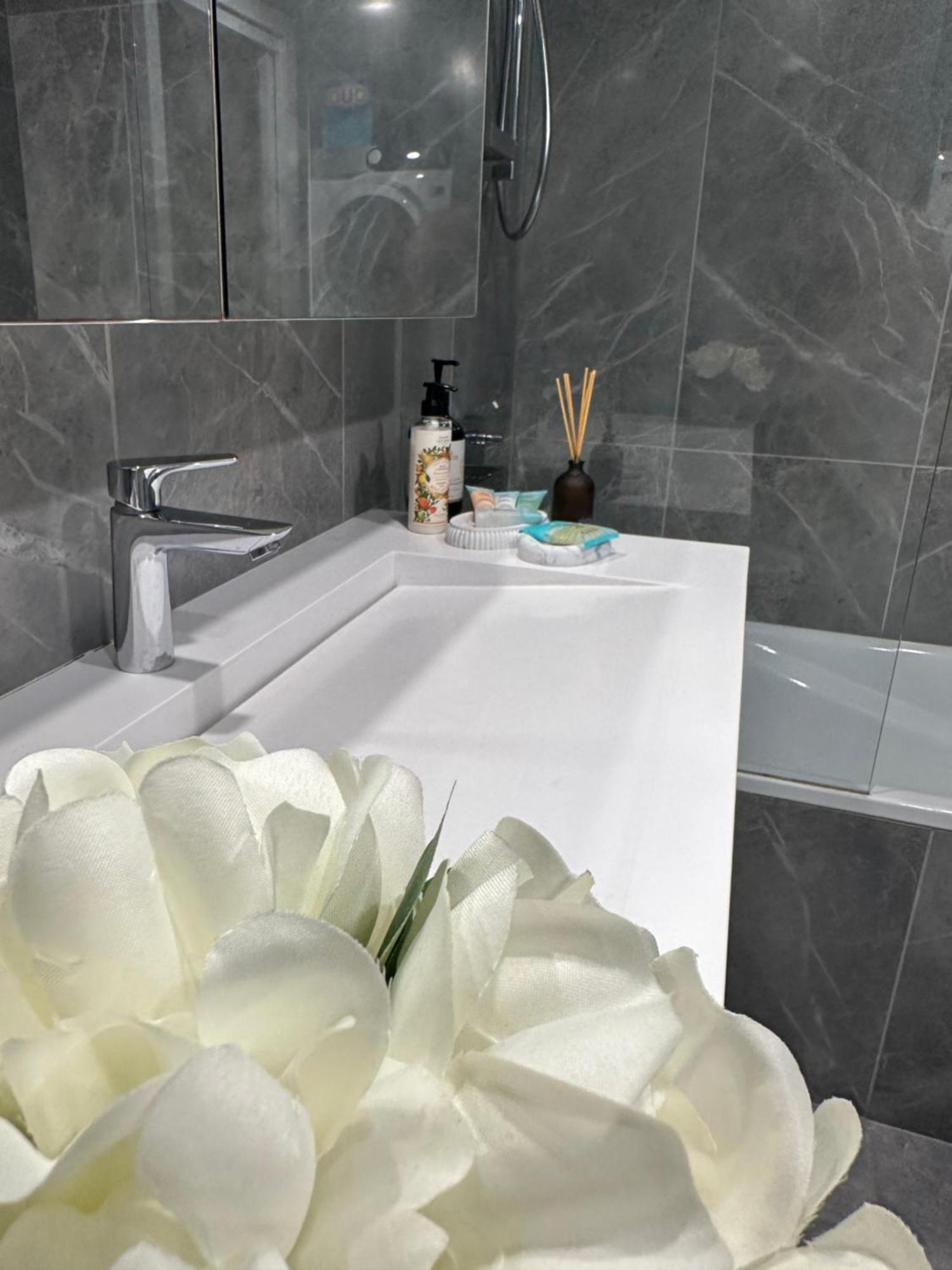 Private 1 Bed Accom With Bathroom In A 3 Bed Apartment - Melb Cbd, Regency Towers - Free Parking, Wifi And Pool 墨尔本 外观 照片